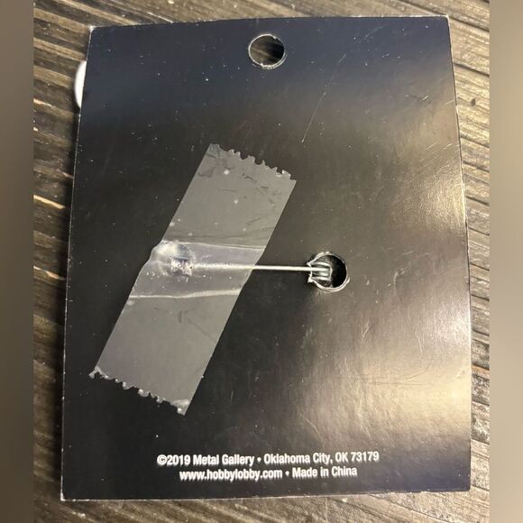 New! Metal Gallery Octopus Rhinestone Brooch - Picture 5 of 5